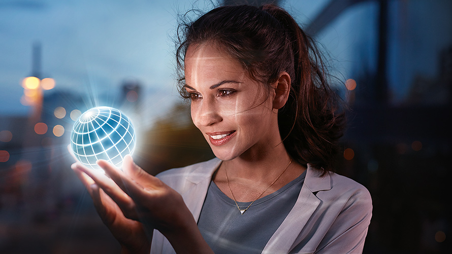 Mulher segurando um globo brilhante simbolizando conectividade do serviço BMW Connected Mulher segurando um globo brilhante simbolizando conectividade do serviço BMW Connected